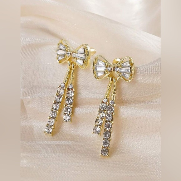 Elegant Gold Bowknot and RhinestoneTassel Earrings - Picture 4 of 5